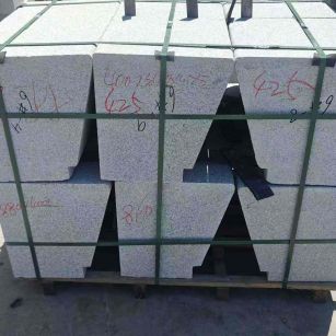 百色 芝麻白异形坐凳，石凳