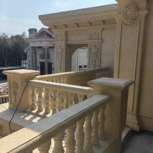 百色 黄金麻别墅外墙干挂雕花配合阳台栏杆花瓶柱