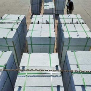 百色 芝麻白花岗岩5公分地铺石 花岗岩厂家工厂装车日常