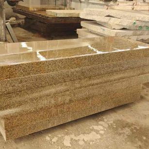 百色 黄金麻栏杆料半成品加工中