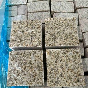 百色 黄金麻花岗岩自然面小方块，弹石，马蹄石等