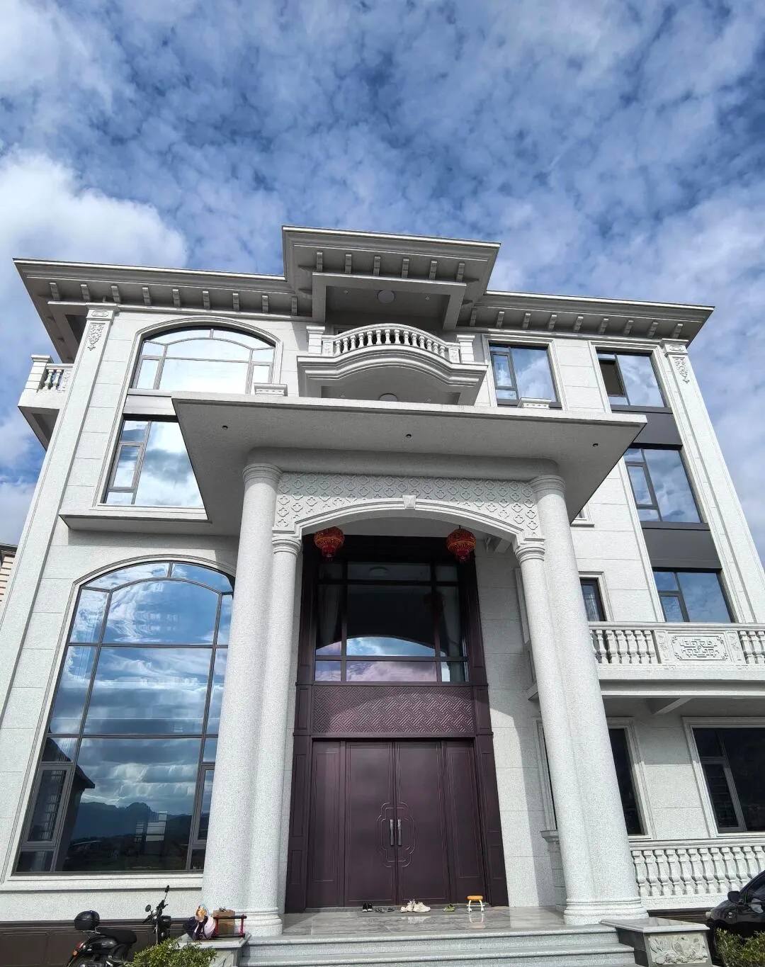 百色白麻别墅外墙干挂石材效果示例