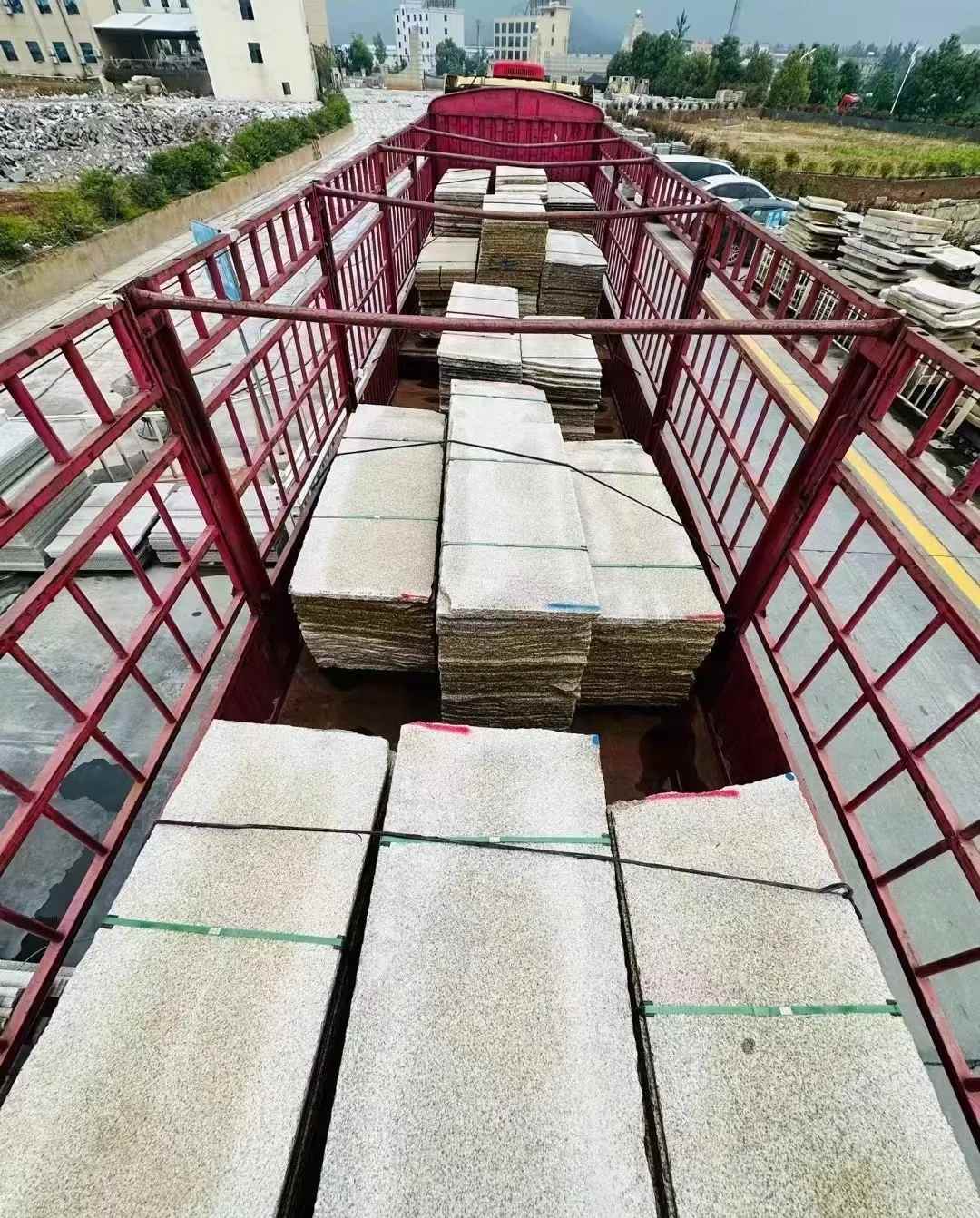 百色 黄金麻花岗岩荔枝面，光面毛板装车完成