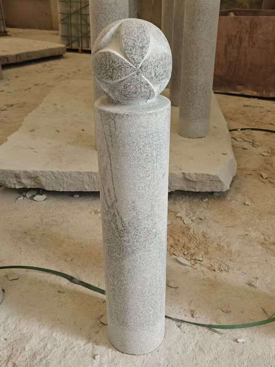 百色 芝麻白花岗岩石材挡车石柱、停车柱、圆柱挡车柱、方柱挡车柱等