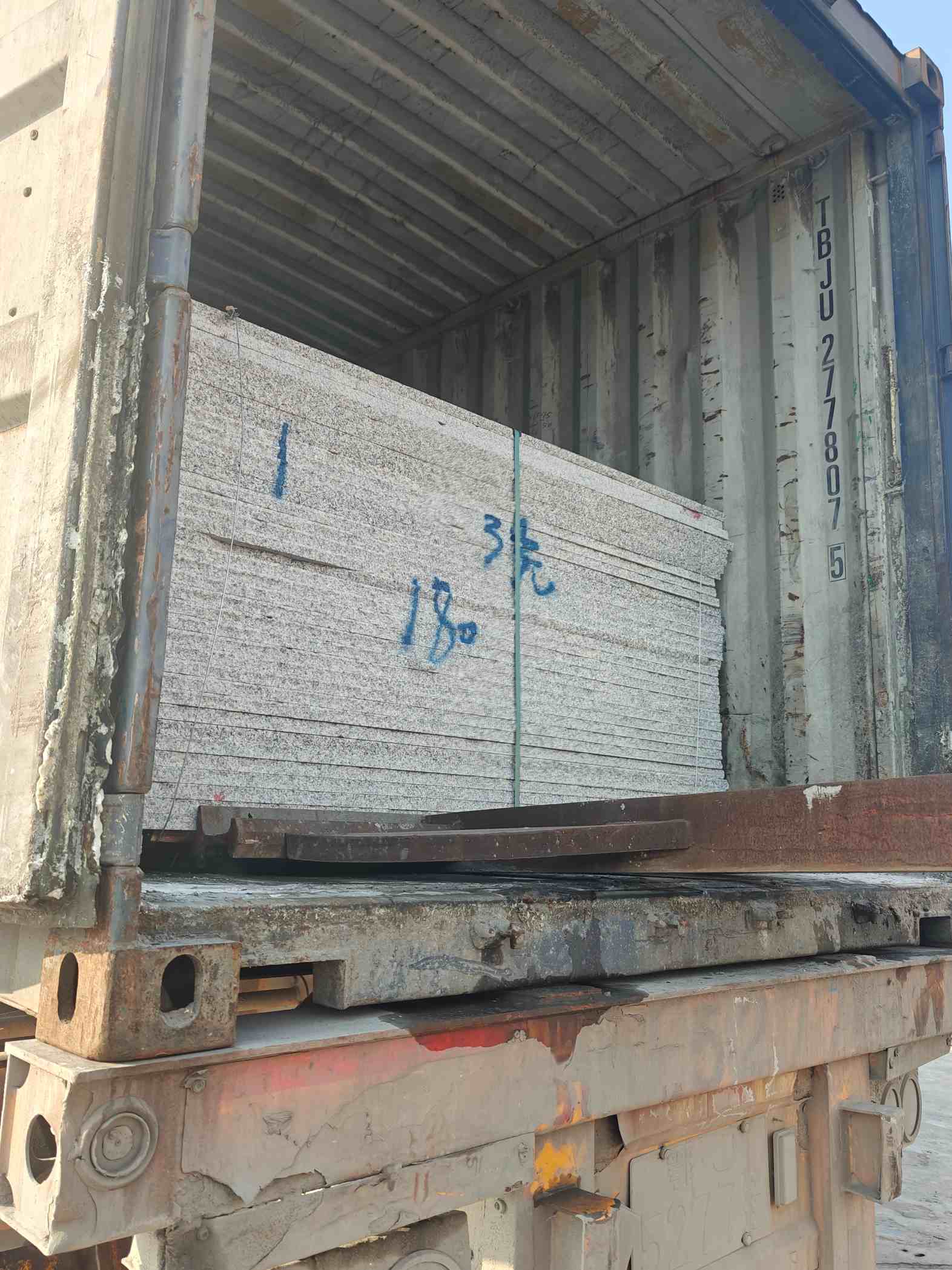 百色 芝麻白花岗岩石材3.0公分光面毛板装柜出货