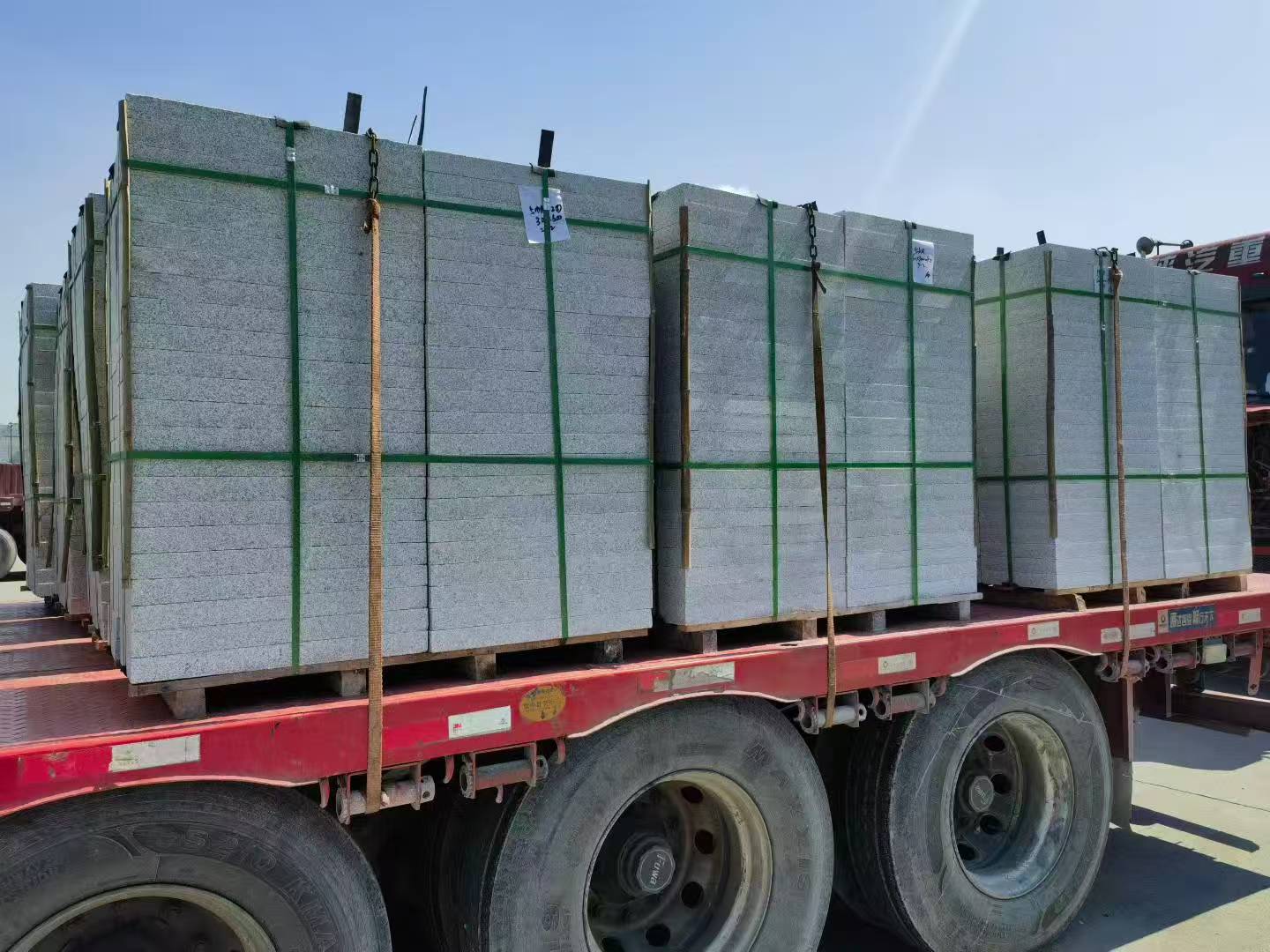 百色芝麻白花岗岩出货日常地铺石