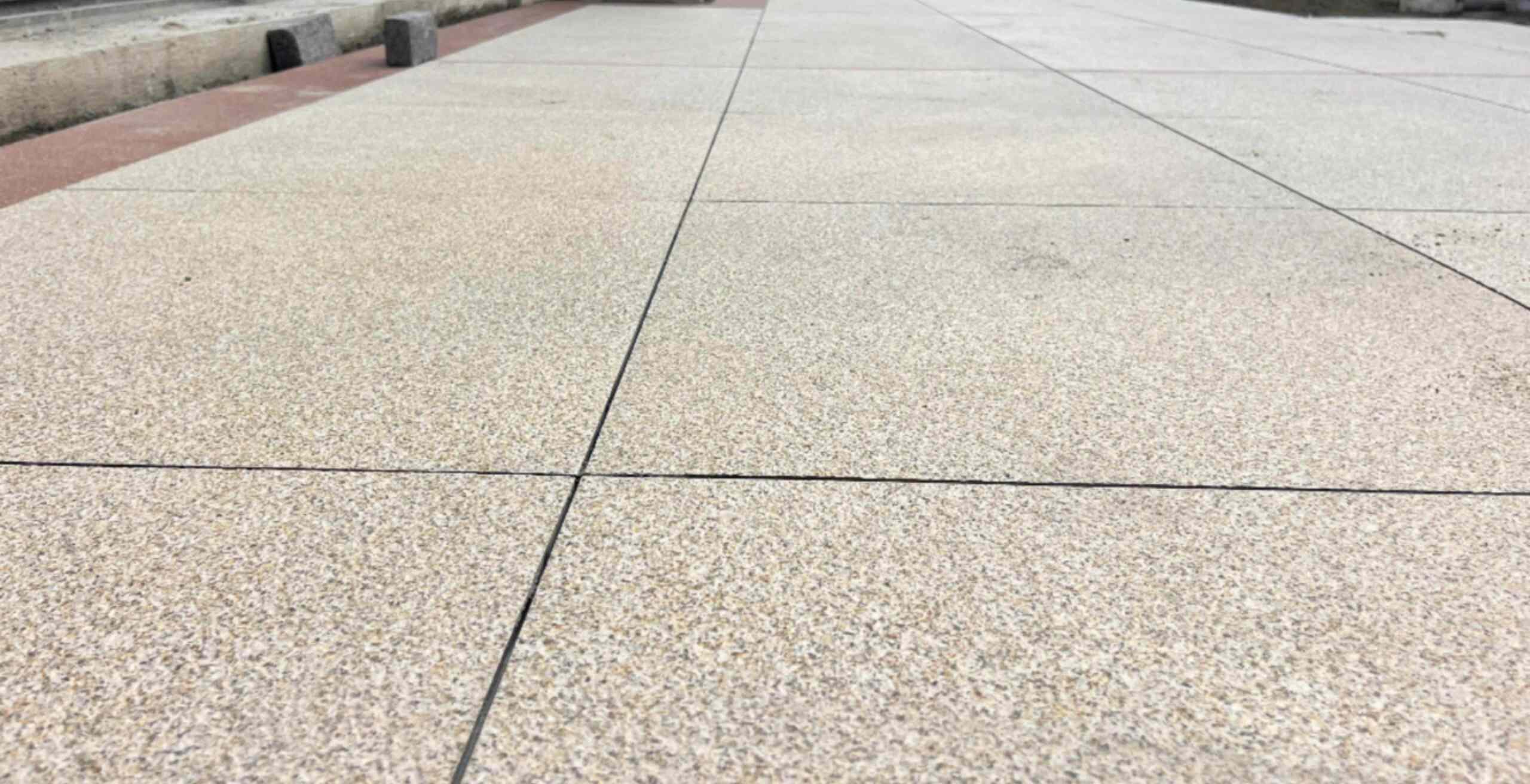 百色 黄金麻花岗岩石板材荔枝面地面铺装效果