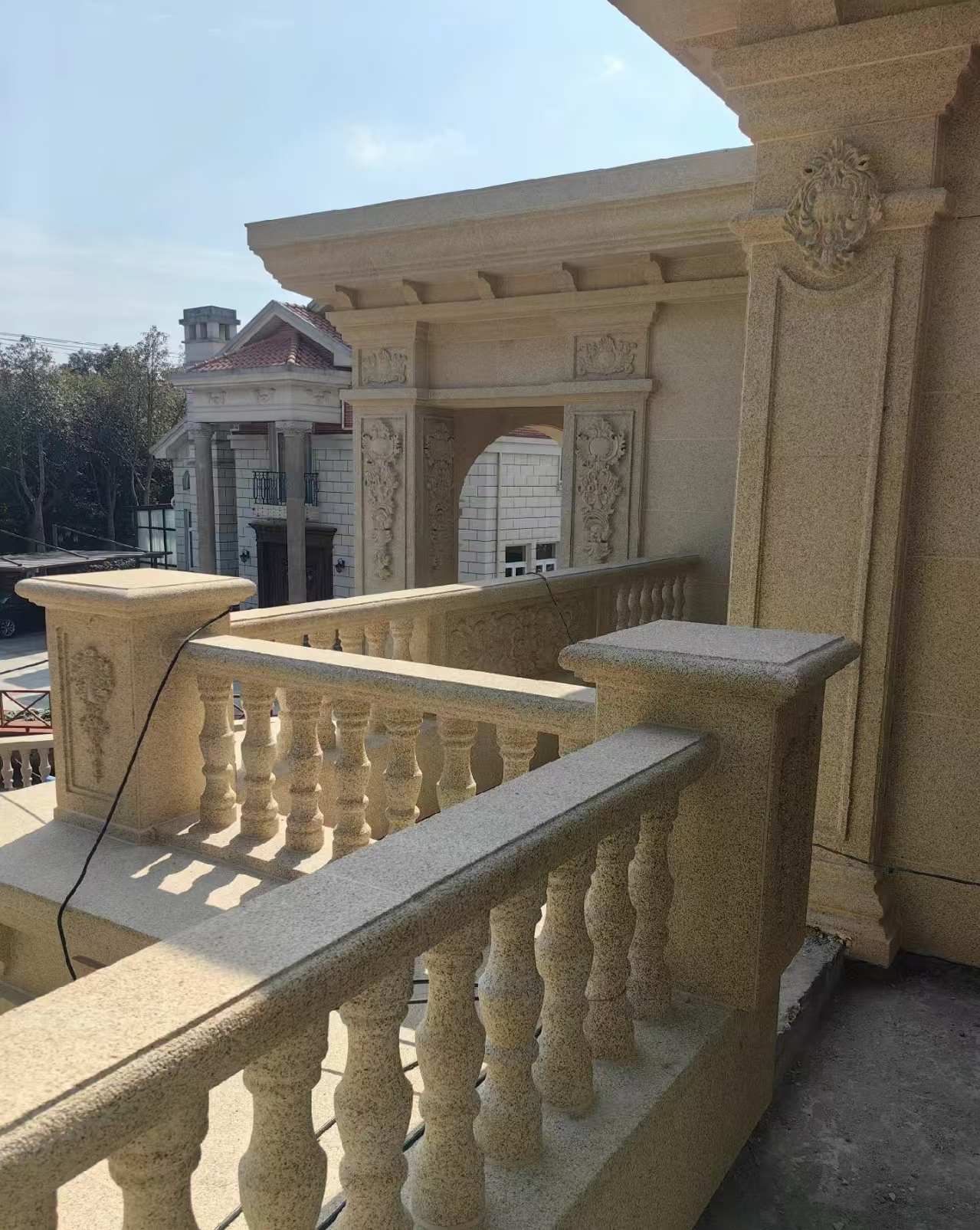 百色 黄金麻别墅外墙干挂雕花配合阳台栏杆花瓶柱