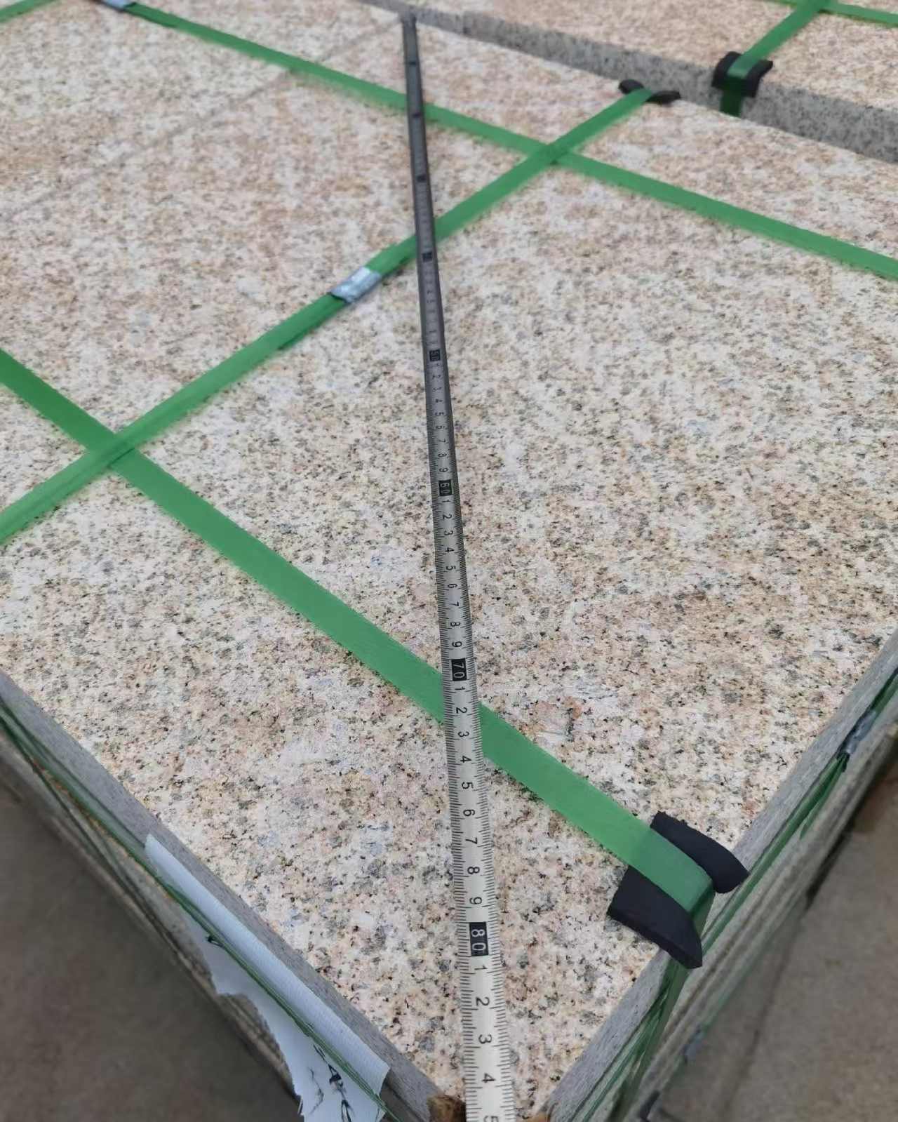 百色 黄金麻火烧面地铺石