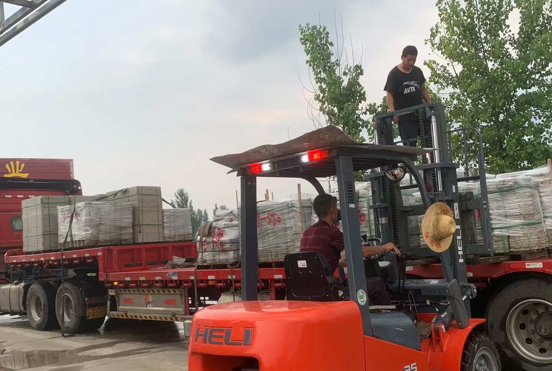 百色 黄金麻冰裂纹，地铺石装车