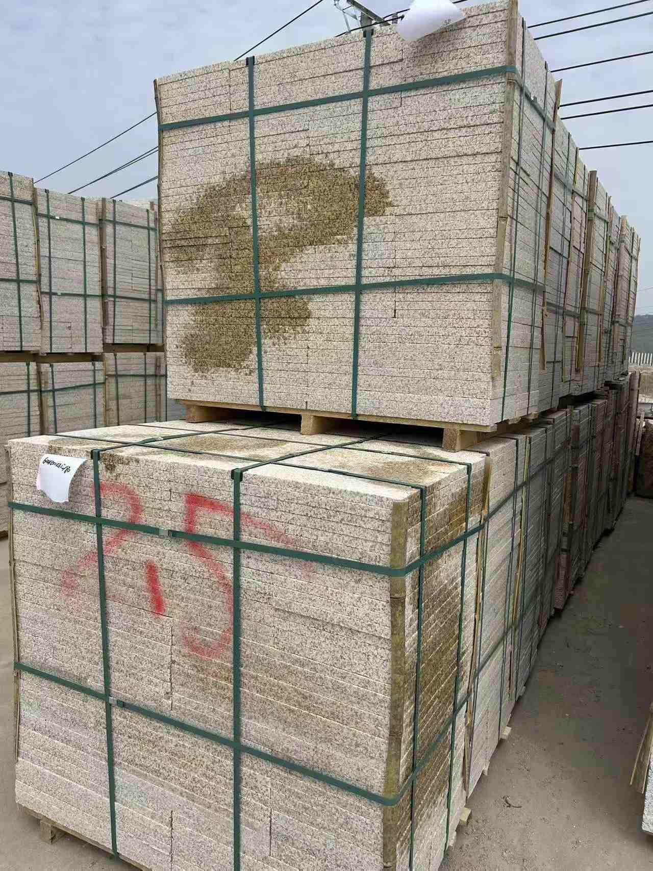 百色 黄金麻花岗岩石材荔枝面地铺石2.5*300*600