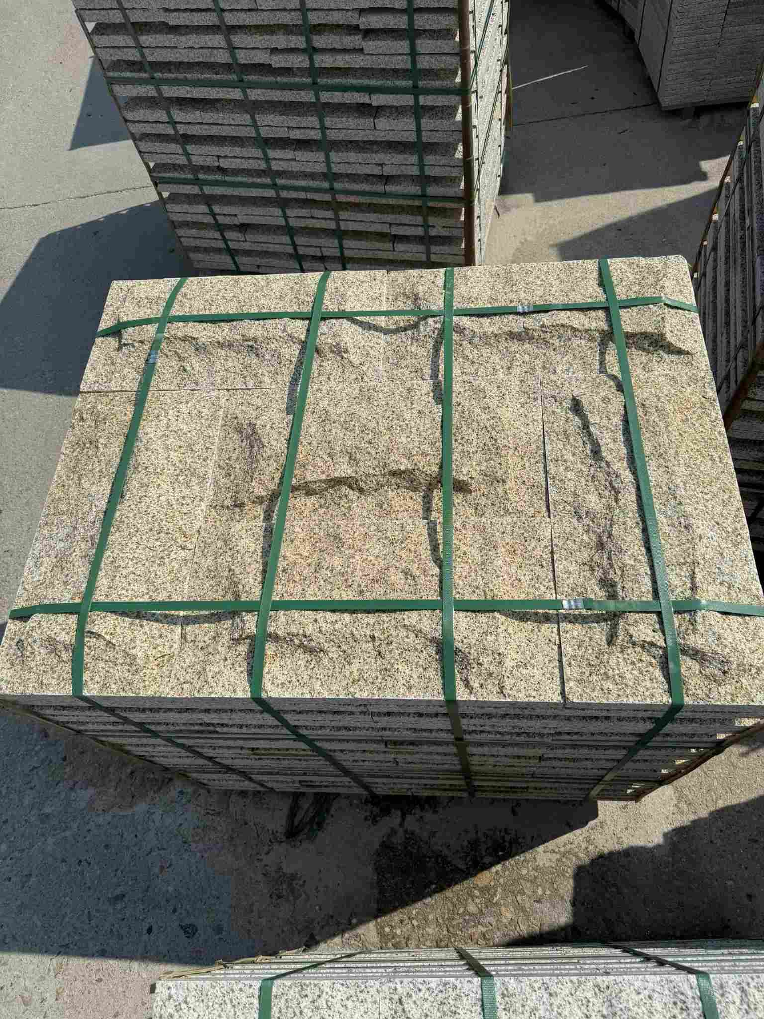 百色 黄金麻花岗岩石材自然面蘑菇石成品