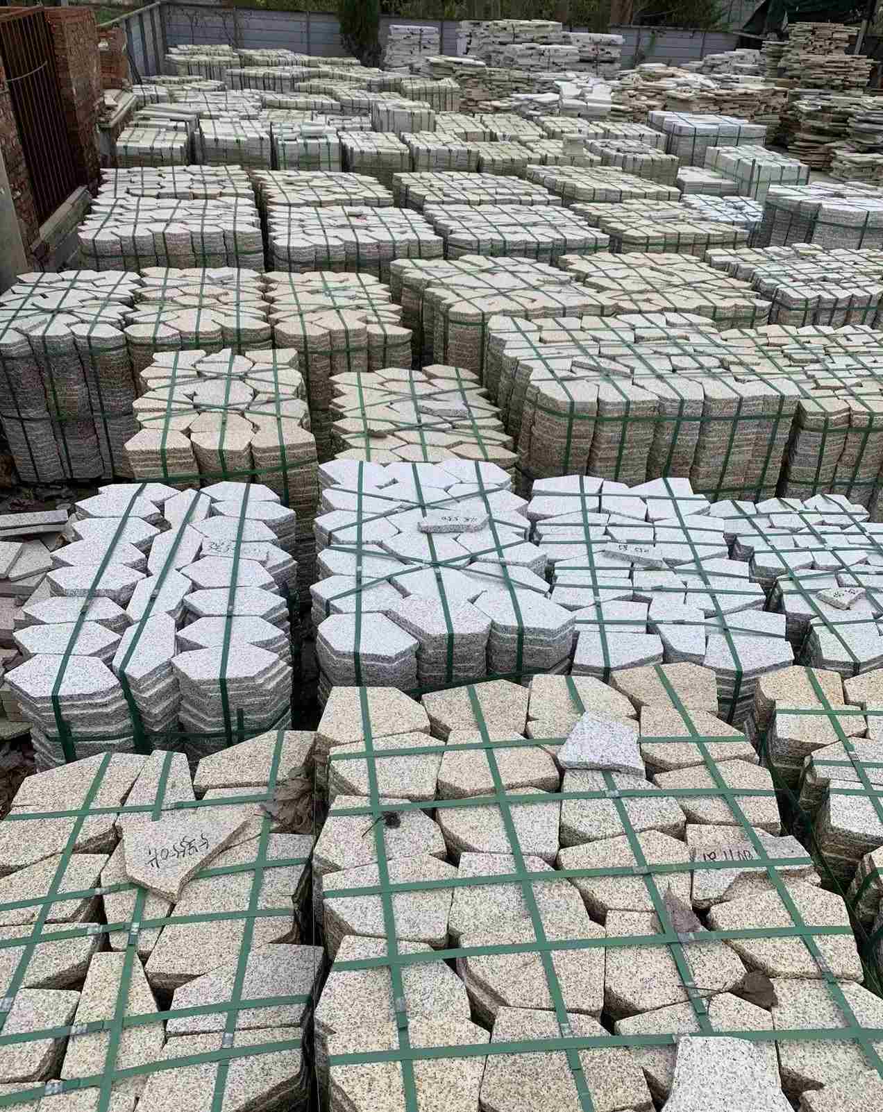 百色 黄金麻白麻花岗岩荔枝面地铺石(冰裂纹)