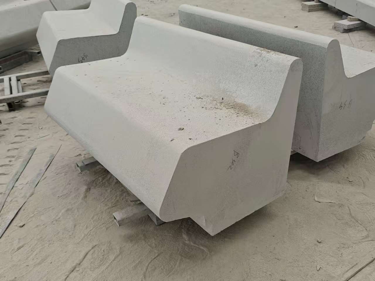 百色 芝麻白花岗岩异形坐凳，石凳