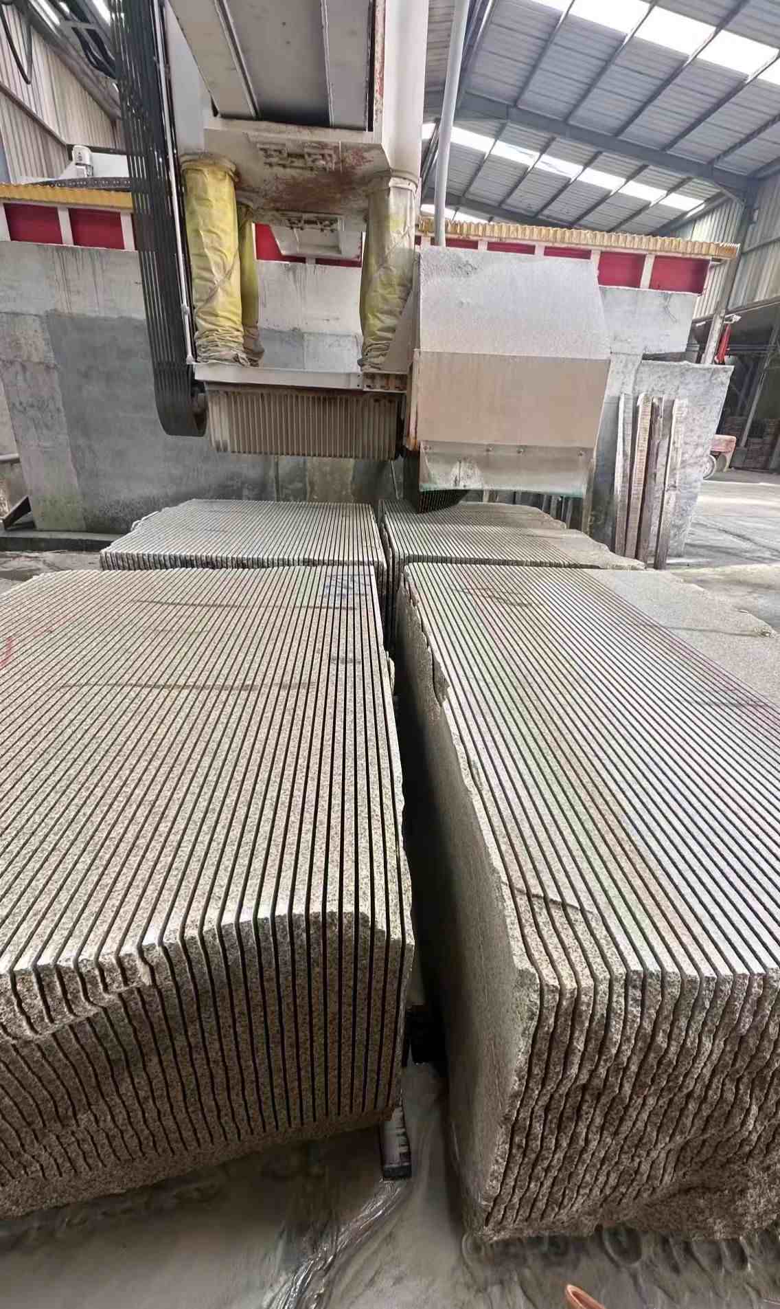 百色 车间生产日常，黄金麻白麻花岗岩