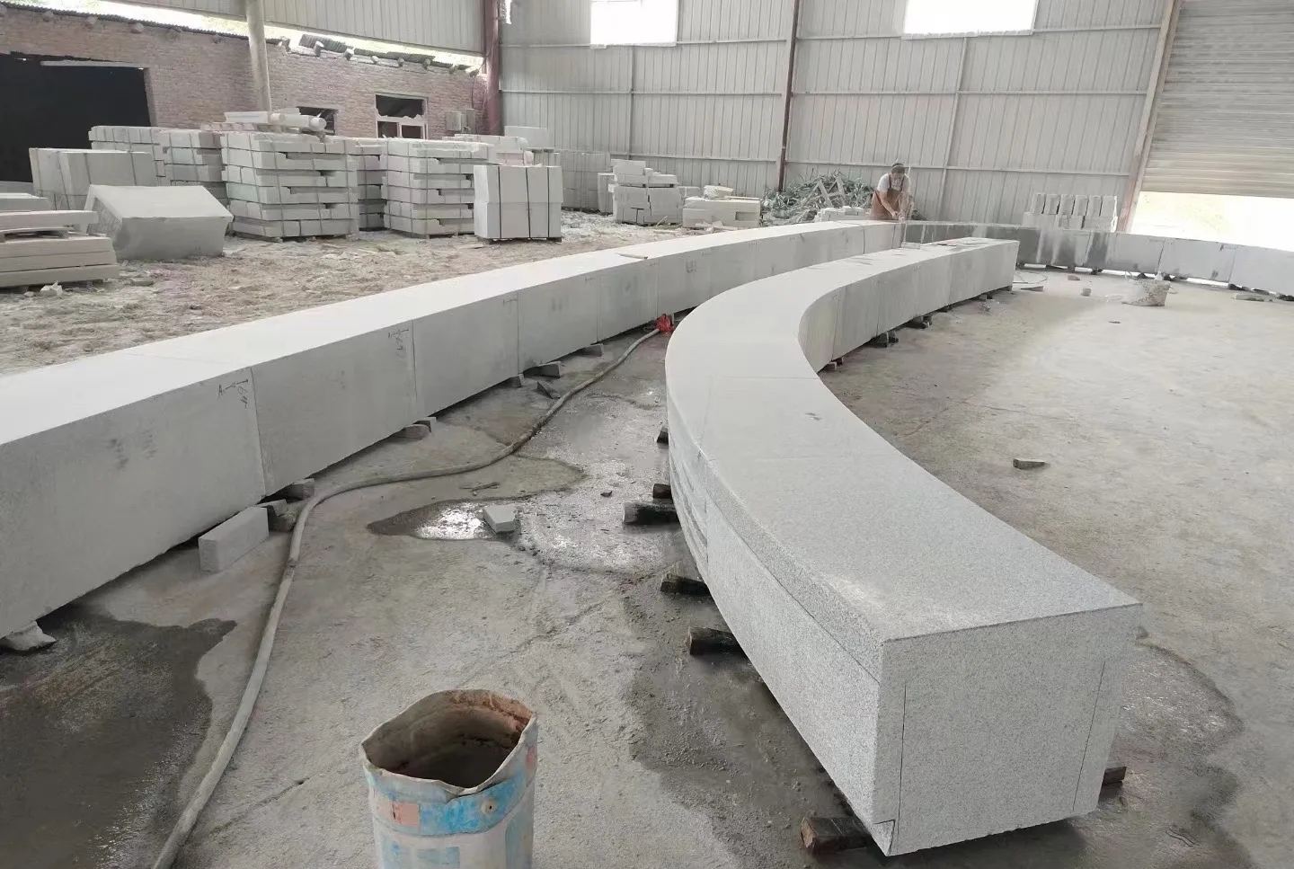 百色芝麻白花岗岩石板材 园林光面弧形坐凳