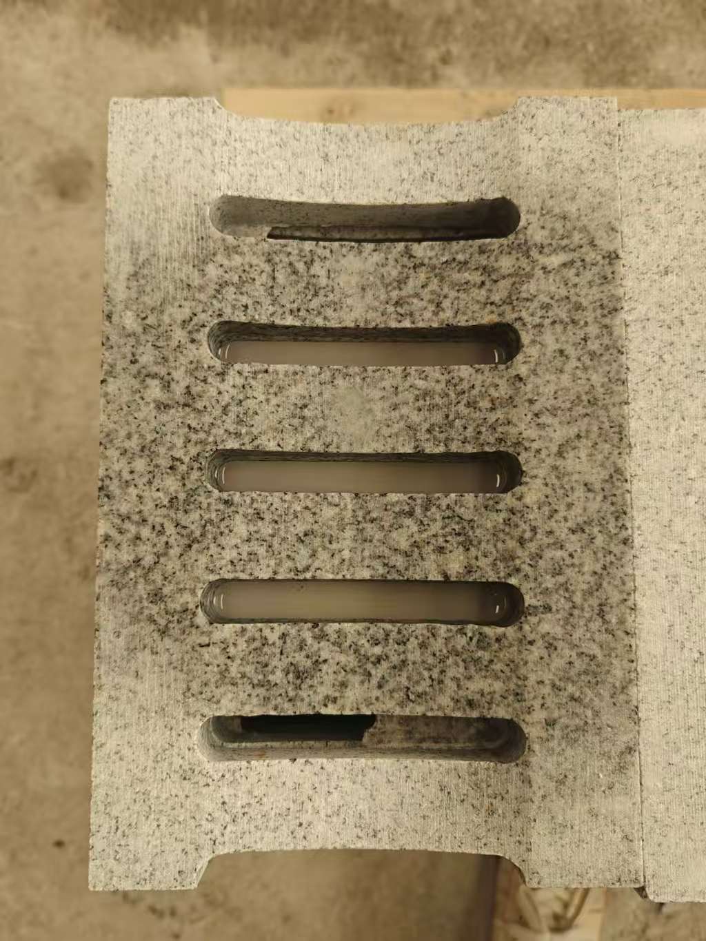 百色 芝麻白拉丝面花岗岩U型开槽排水槽