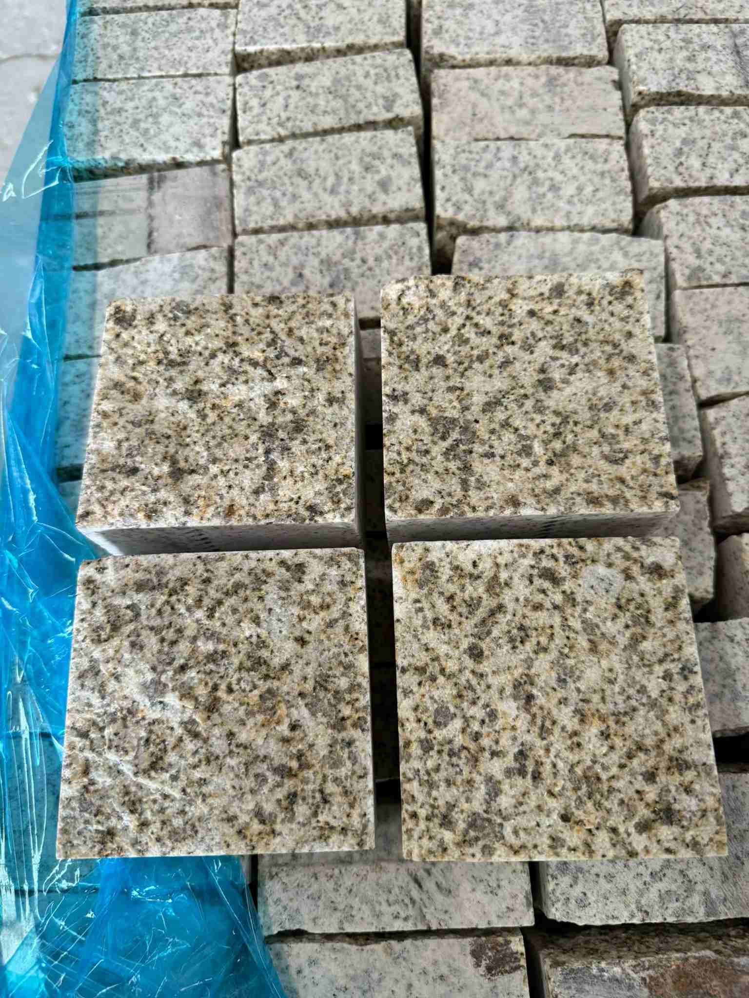 百色 黄金麻花岗岩自然面小方块，弹石，马蹄石等