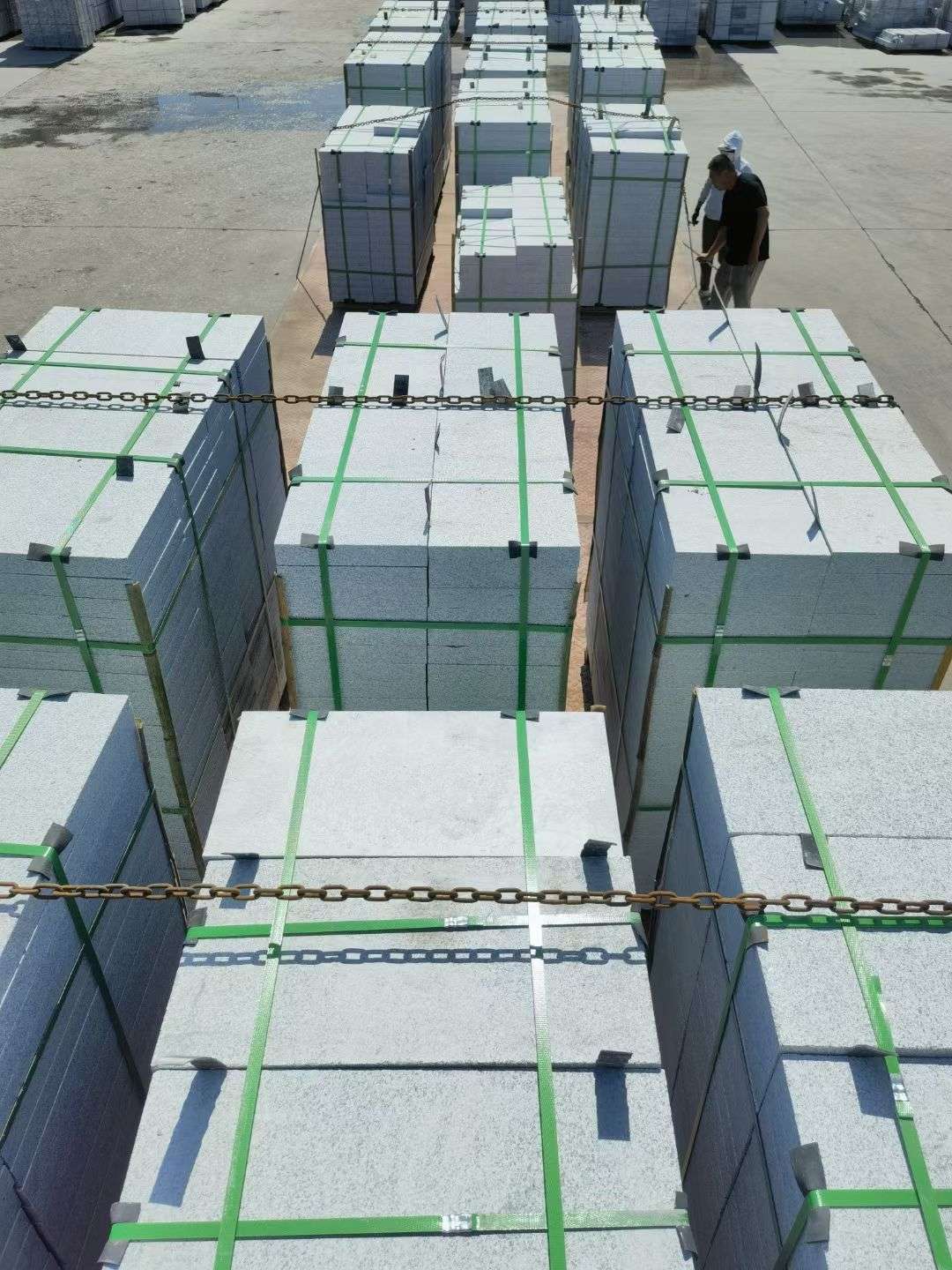 百色 芝麻白花岗岩5公分地铺石 花岗岩厂家工厂装车日常