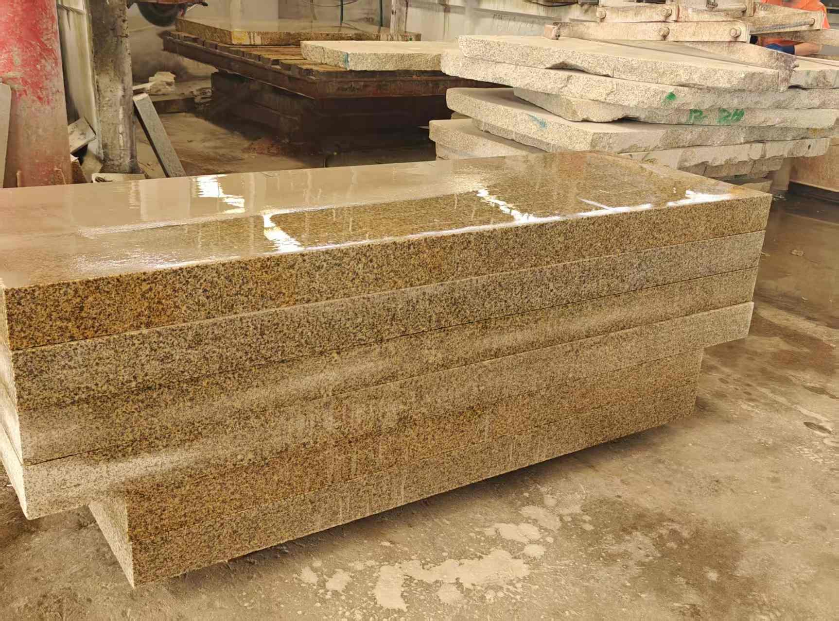 百色 黄金麻栏杆料半成品加工中