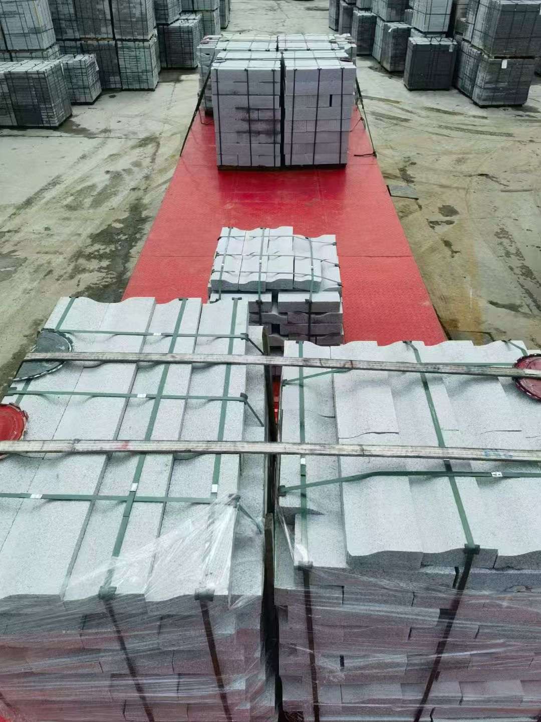 百色 芝麻白仿形加直形路沿石出货日常