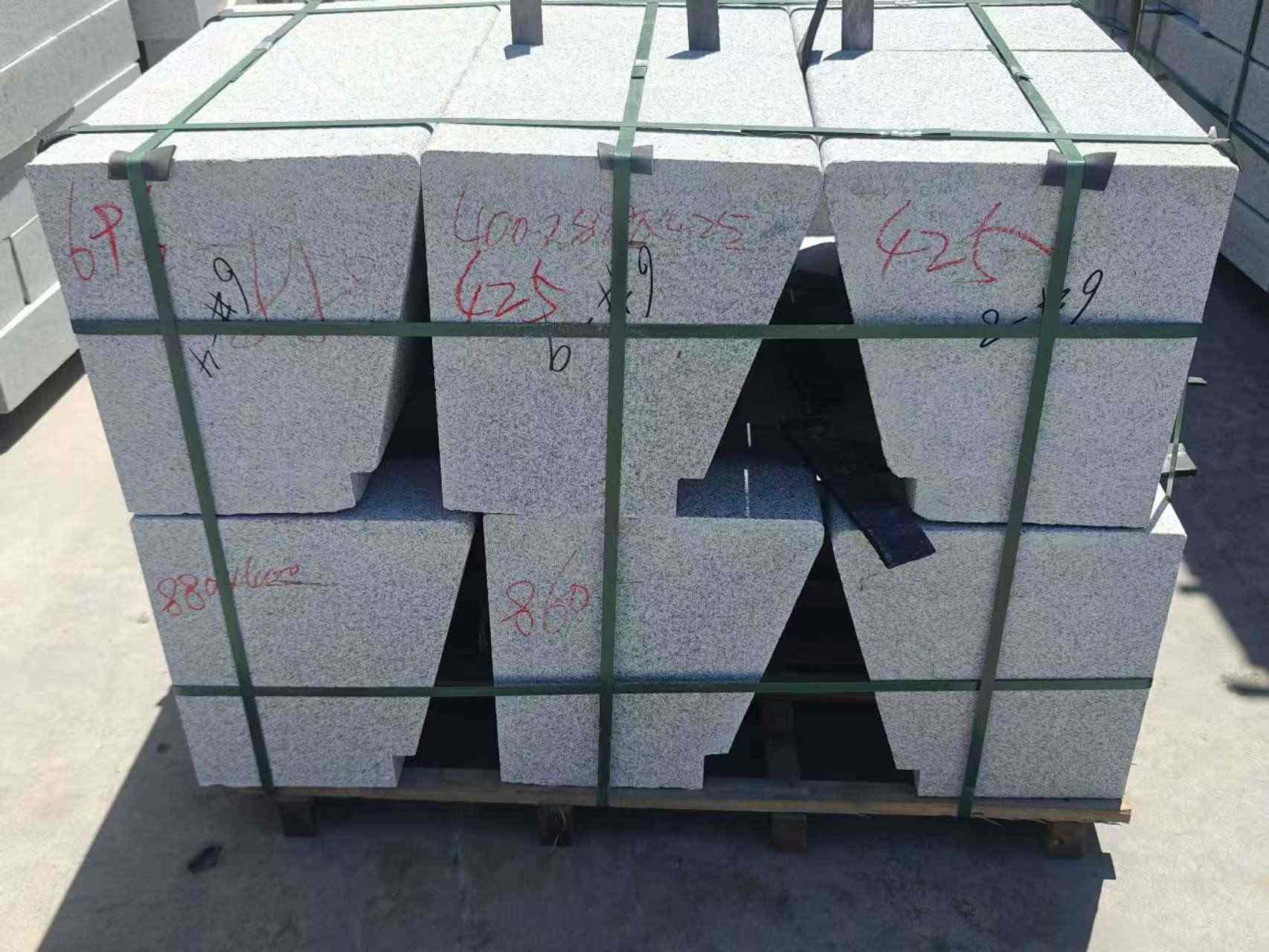 百色 芝麻白异形坐凳，石凳