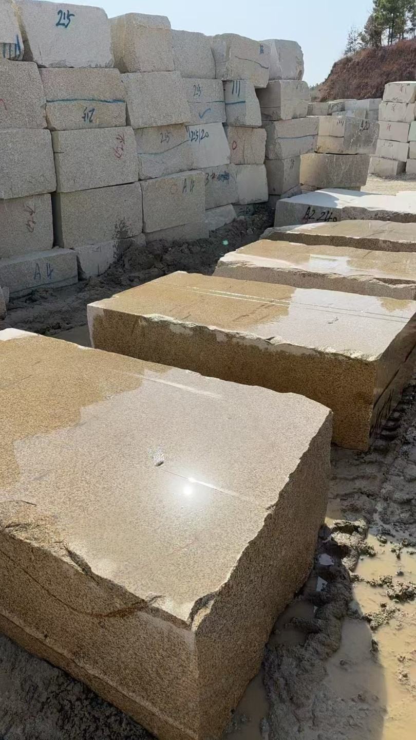 百色 黄金麻方料堆场洗料分选中，原材料充足