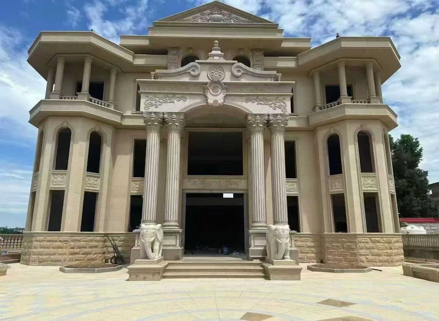 百色 黄金麻别墅外墙干挂，大柱，大象，蘑菇石，雕花板