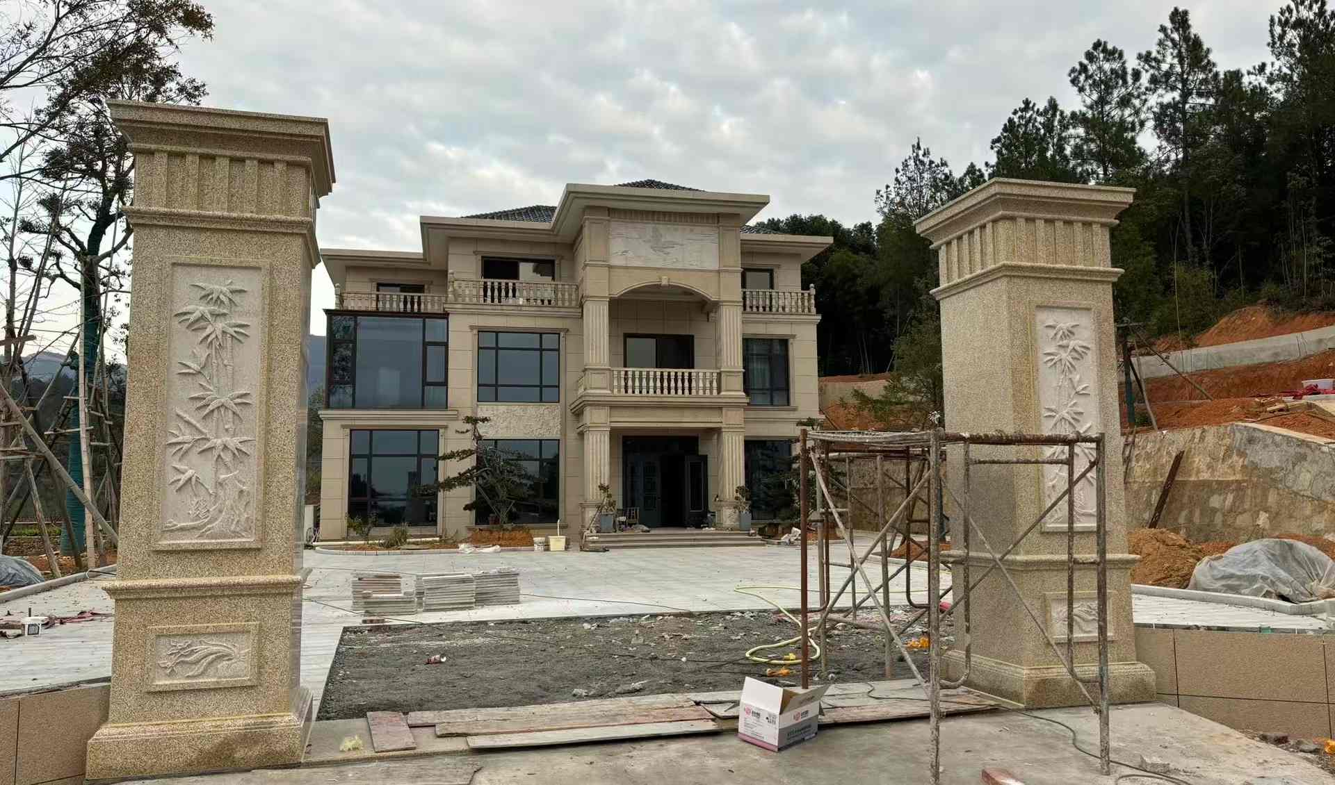 百色 黄金麻花岗岩别墅雕花外墙干挂配上门口雕花罗马柱