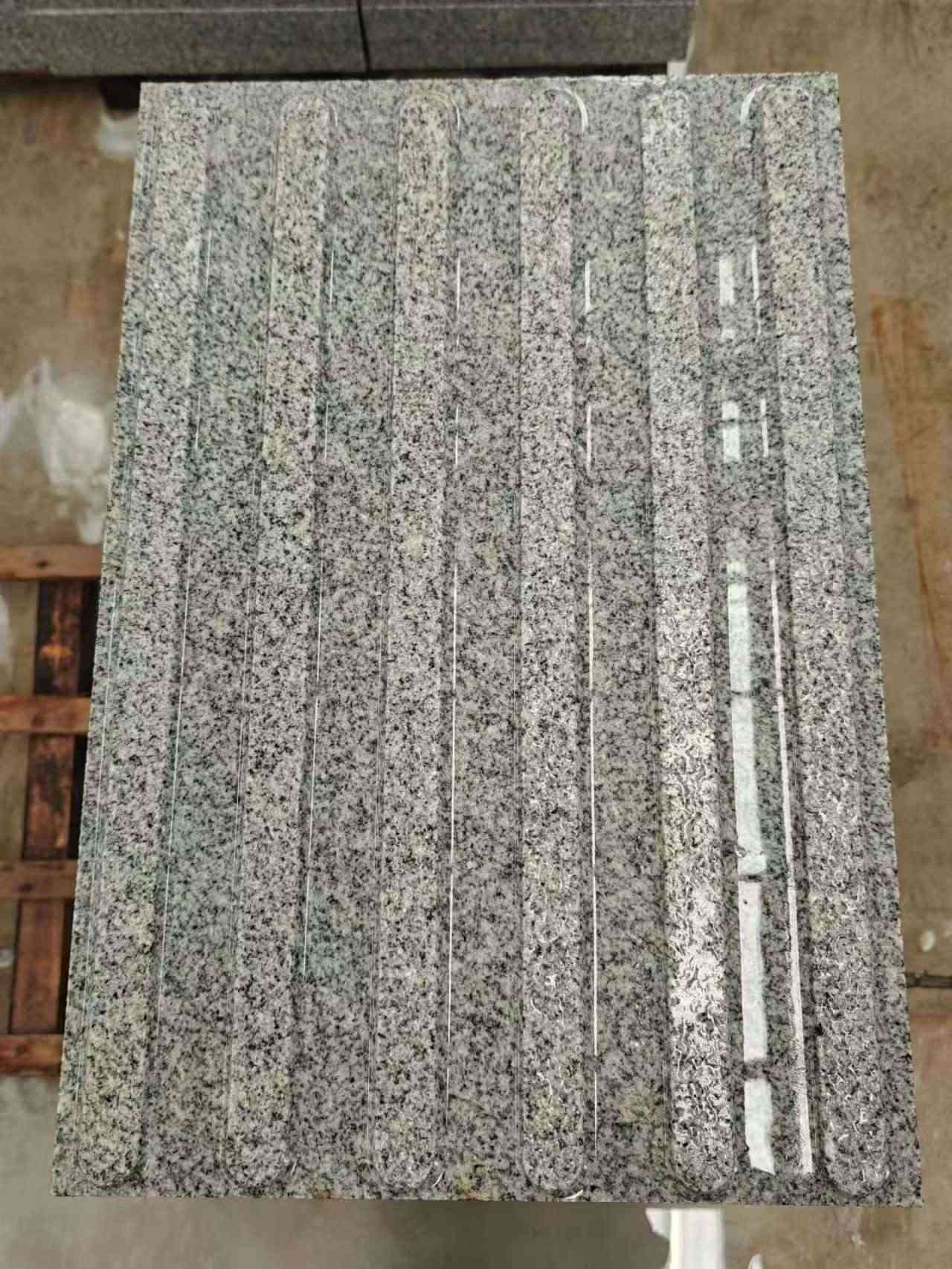 百色 芝麻白花岗岩荔枝面雕刻盲道，盲条